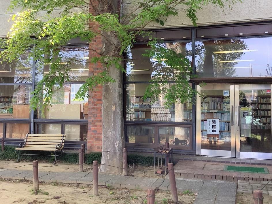 中央図書館の中庭からの入口