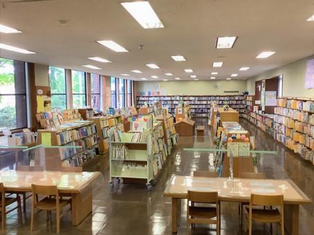 中央図書館の児童開架