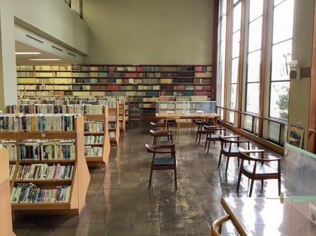 中央図書館の1F開架