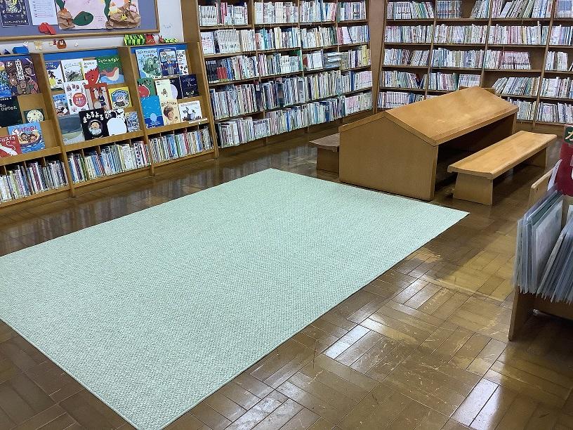 児童室のフロアマットの写真2