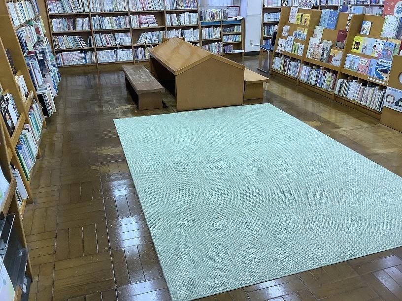 児童室のフロアマットの写真1