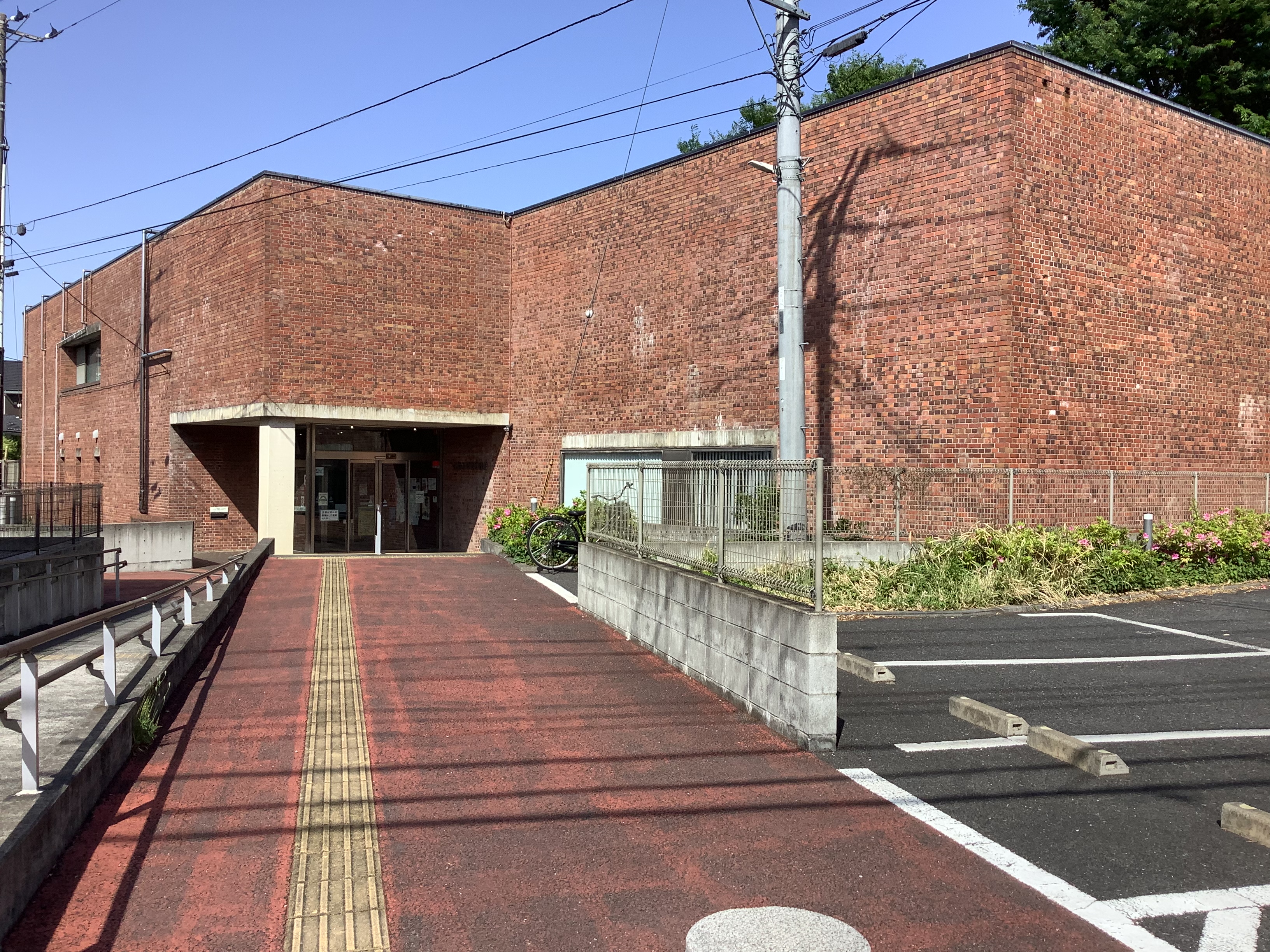 中央図書館外観の写真