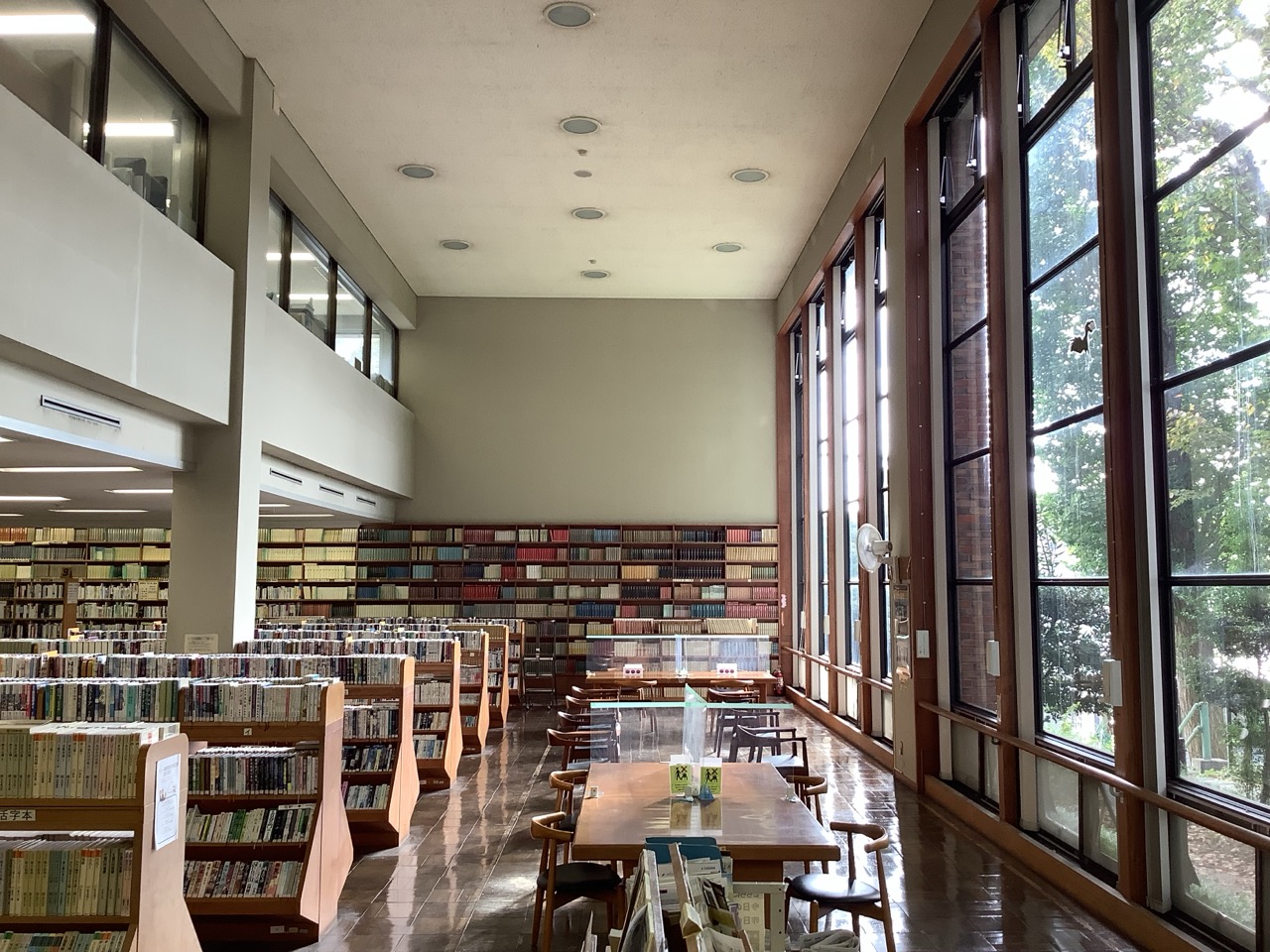 中央図書館1階の一般開架側の写真