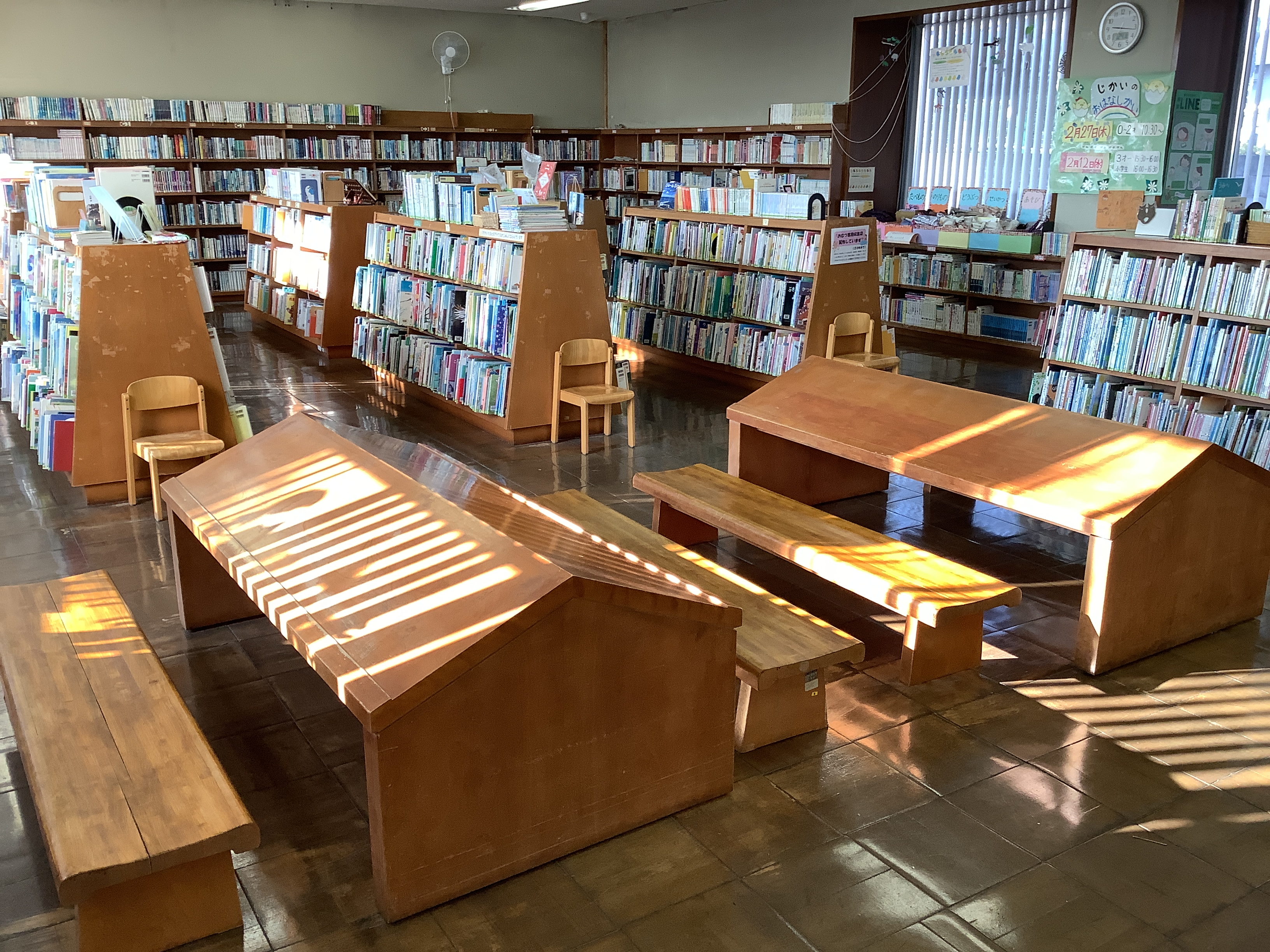 1階・児童書架の机