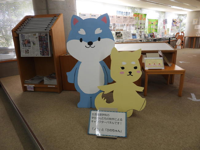 「ノラ」と「ひのちゃん」の木製スタンドの写真