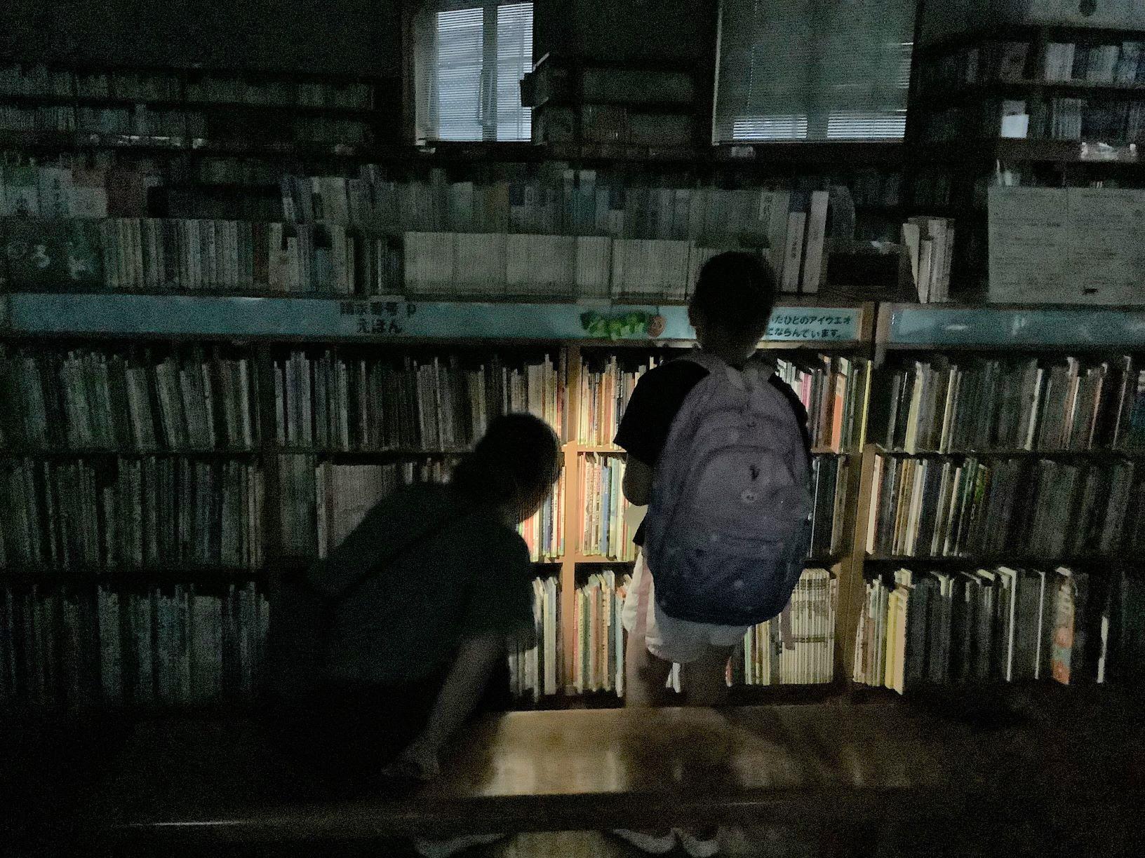 消灯後の図書館の写真1