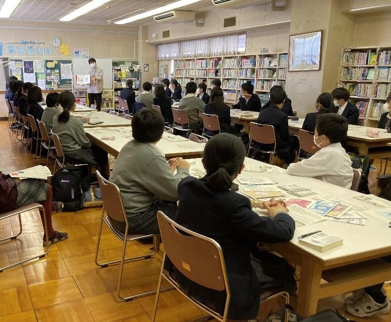 大坂上中学校 図書委員会 ブックパレードの様子1の写真
