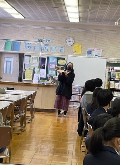 大坂上中学校 図書委員会 ブックパレードの様子2の写真